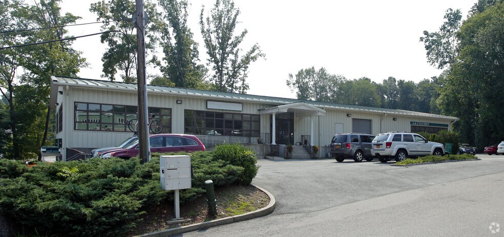 515 N State Rd, Briarcliff Manor, NY à louer - Photo principale – Image 1 sur 36