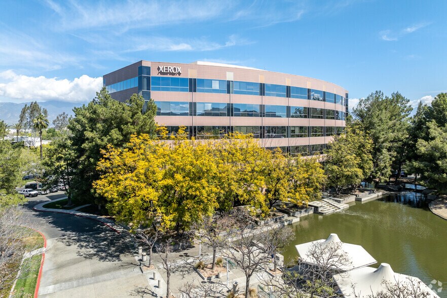 650 E Hospitality Ln, San Bernardino, CA à louer - Photo principale – Image 1 sur 5
