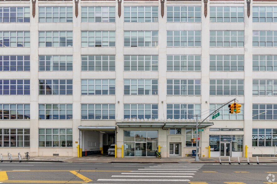 3720 Northern Blvd, Long Island City, NY à louer - Photo de l’immeuble – Image 3 sur 8