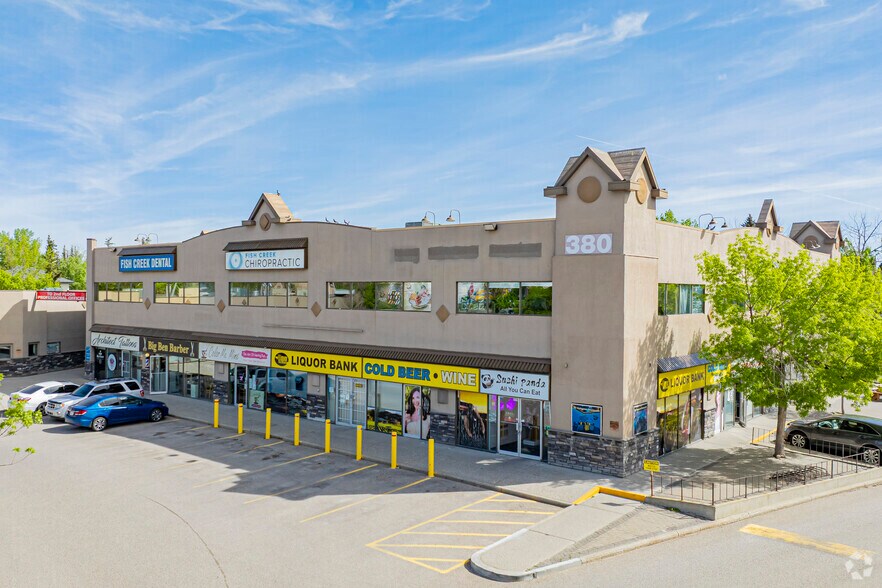 380 Canyon Meadows Dr SE, Calgary, AB à louer - Photo de l’immeuble – Image 2 sur 13