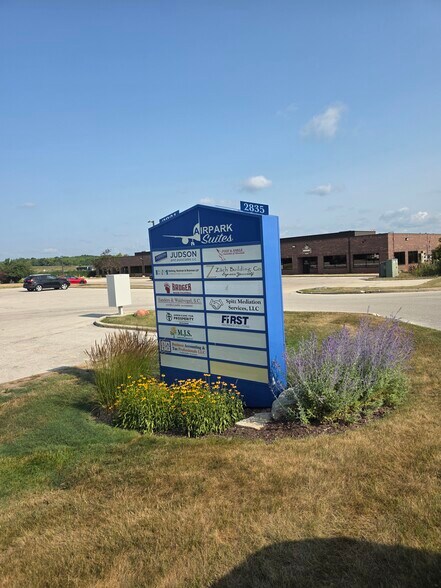 2835 N Grandview Blvd, Pewaukee, WI à vendre - Photo de l’immeuble – Image 3 sur 6