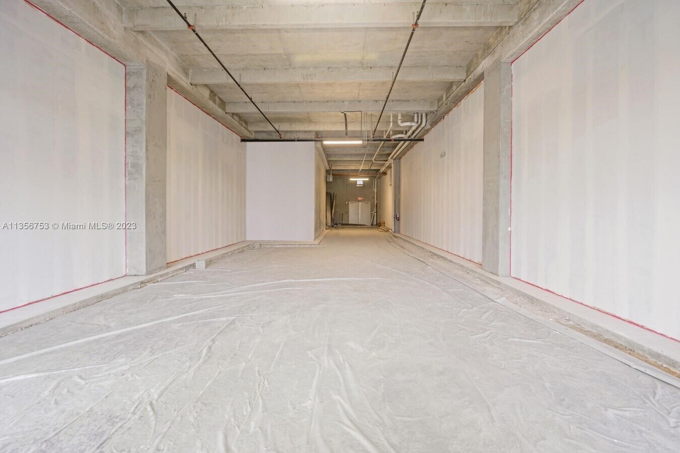 1695 NW 110th Ave, Miami, FL 33172 - Lot 103 -  - Photo intérieure - Image 1 of 4