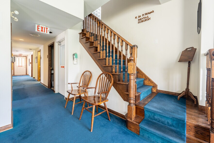 702 King St W, Oshawa, ON à vendre - Photo de l’immeuble – Image 3 sur 6