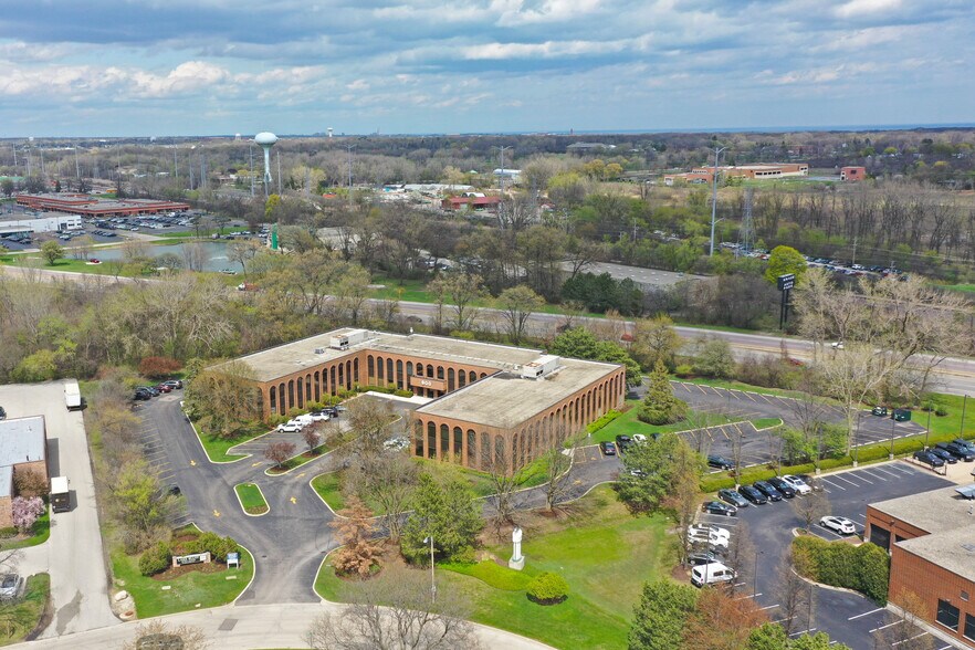 900 N Shore Dr, Lake Bluff, IL à louer - Aérien – Image 2 sur 14