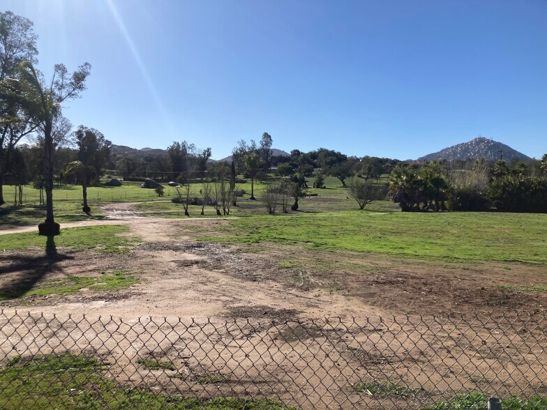 18737 Highland Valley Rd, Ramona, CA à louer - Photo de l’immeuble – Image 3 sur 7