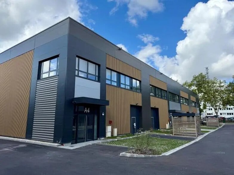 8 Rue Denis Papin, Trappes à louer - Photo de l’immeuble – Image 3 sur 7