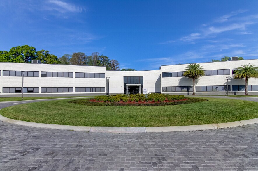 3802 Coconut Palm Dr, Tampa, FL à louer - Photo de l’immeuble – Image 2 sur 5