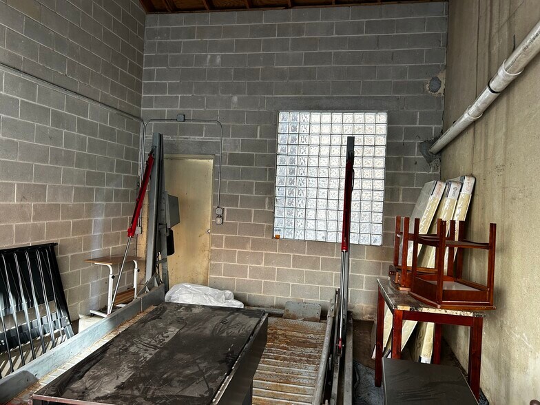Mix Use Building with Townhouse portefeuille de 2 biens à vendre sur LoopNet.fr - Photo de l’immeuble – Image 2 sur 15
