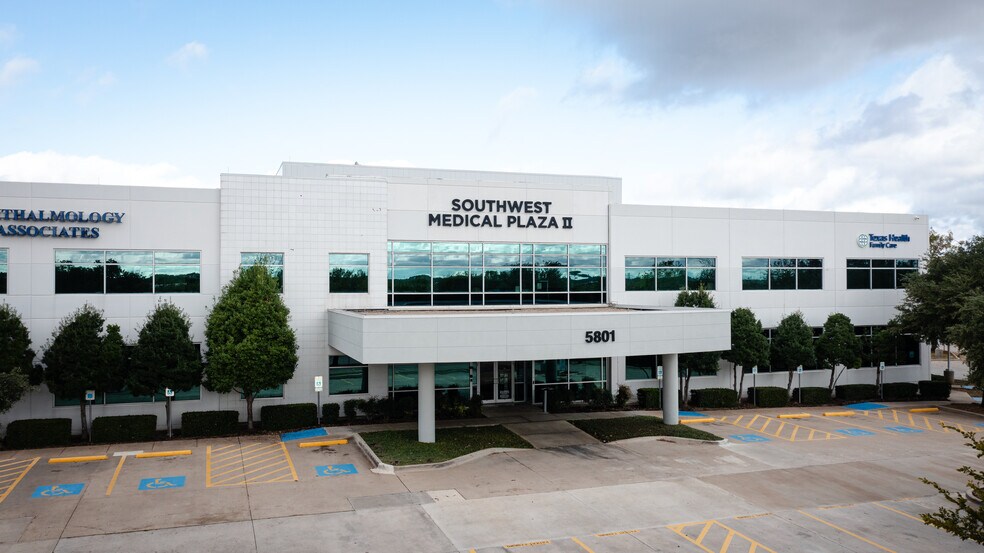 5801 Oakbend Trl, Fort Worth, TX à louer - Photo de l’immeuble – Image 1 sur 3