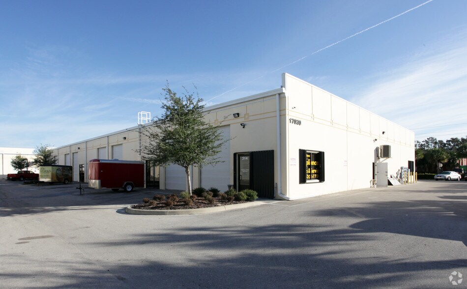 17030 Alico Commerce Ct, Fort Myers, FL à louer - Photo de l’immeuble – Image 3 sur 7