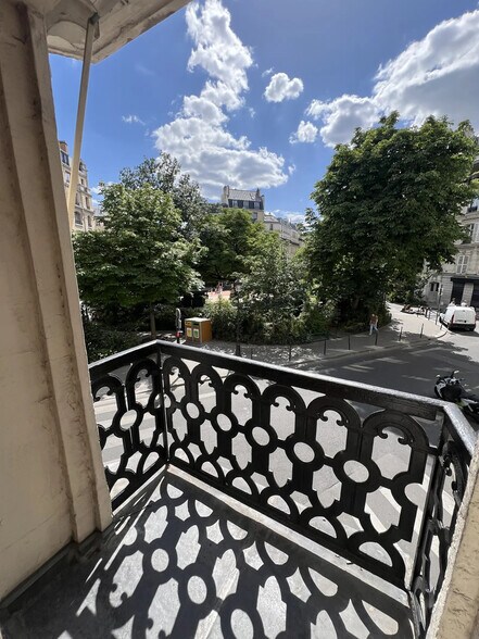 Place Adolphe Max, Paris à vendre - Photo de l’immeuble – Image 2 sur 18