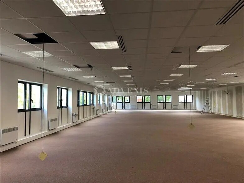 Local d’activités dans Montigny-le-Bretonneux à louer - Photo de l’immeuble – Image 3 sur 7