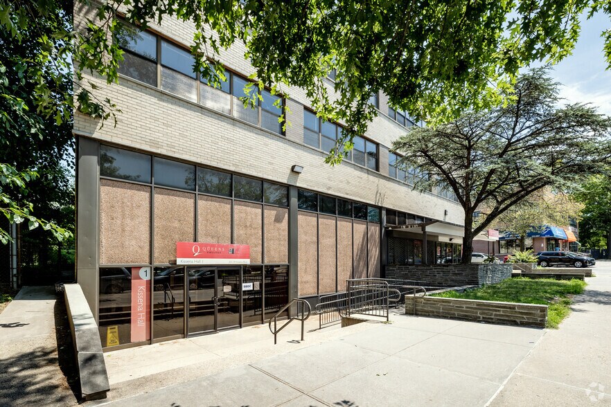 64-19 Kissena Blvd, Flushing, NY à vendre - Photo de l’immeuble – Image 2 sur 3