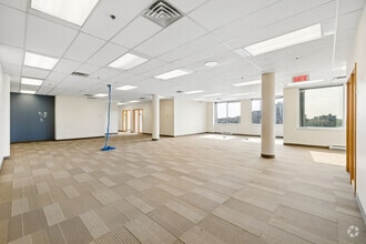 7100 Rue Jean-Talon E, Montréal, QC à louer Photo intérieure– Image 2 sur 6