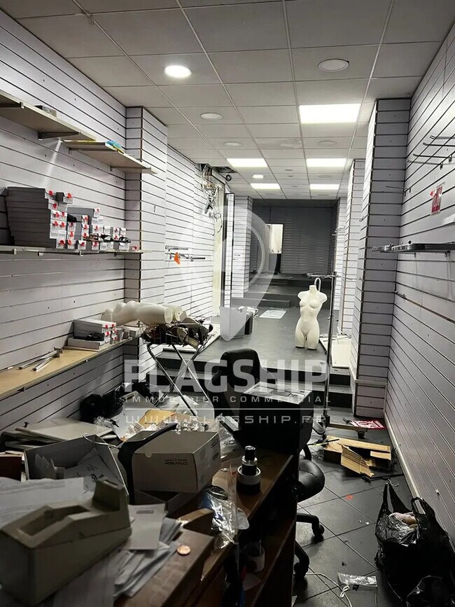 Plus de détails pour Local commercial à vendre