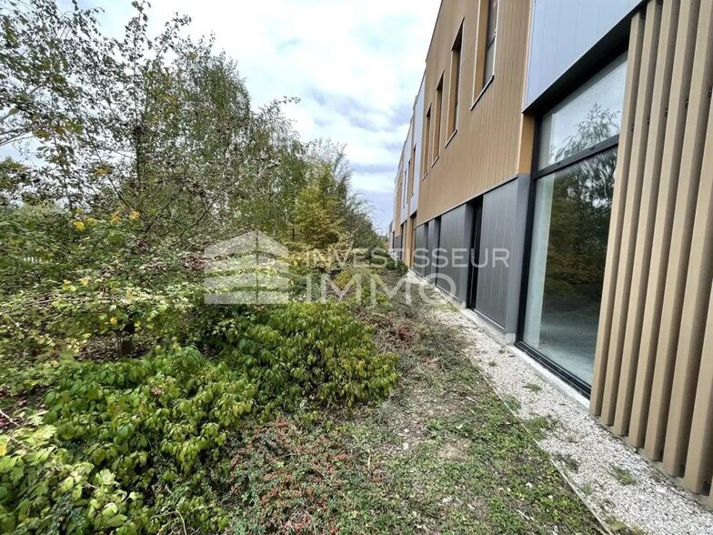 Local commercial dans Servon à louer - Photo de l’immeuble – Image 2 sur 2