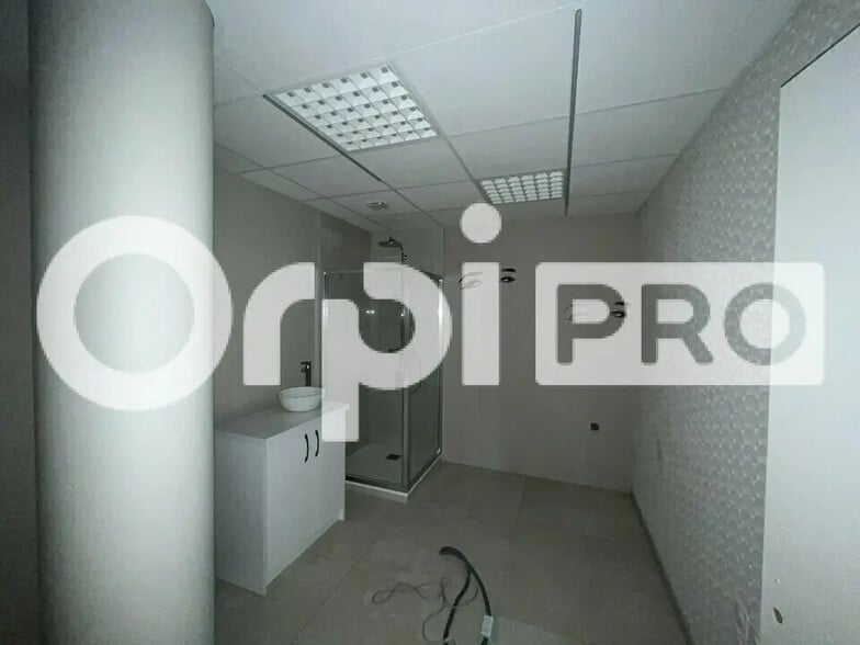 Local commercial dans La Verpillière à vendre - Photo intérieure – Image 2 sur 6