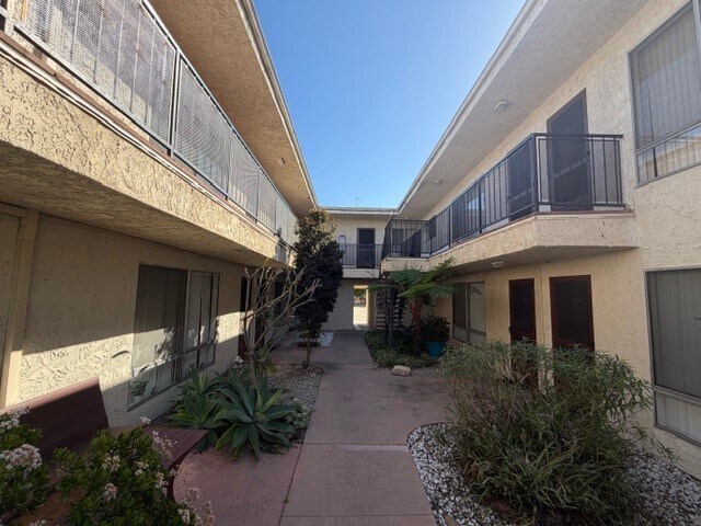 25711 Frampton Ave, Harbor City, CA à vendre - Photo de l’immeuble – Image 3 sur 5