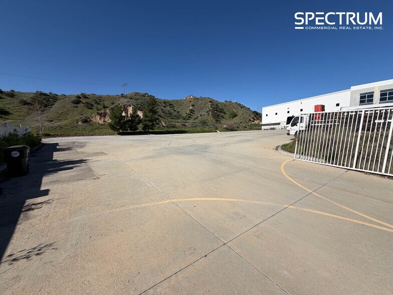 28141 Kelly Johnson Pky, Santa Clarita, CA à louer - Photo de l’immeuble – Image 2 sur 10