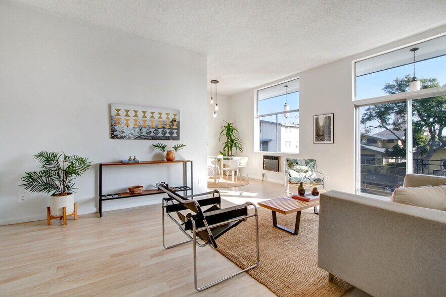 1045 N Ardmore Ave, Los Angeles, CA à vendre - Photo de l’immeuble – Image 2 sur 23
