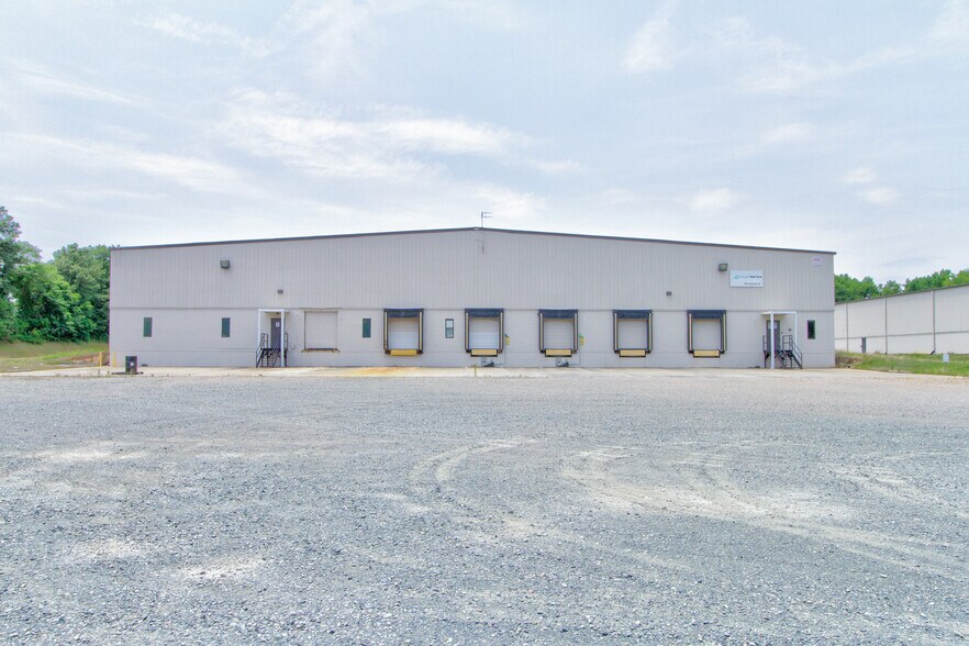 908 J R Industrial Dr, Sanford, NC à louer - Photo de l’immeuble – Image 2 sur 49