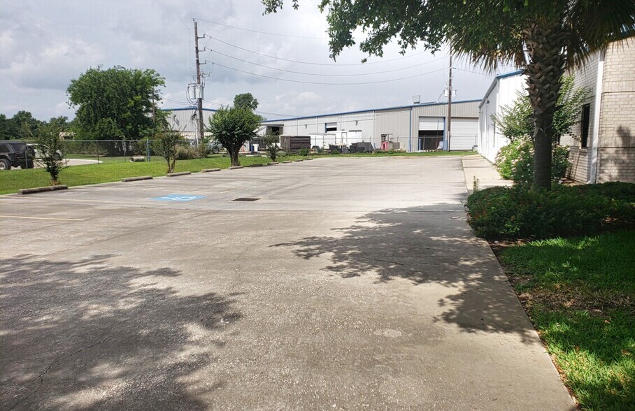 5335 Brystone Dr, Houston, TX à louer - Photo de l’immeuble – Image 3 sur 18