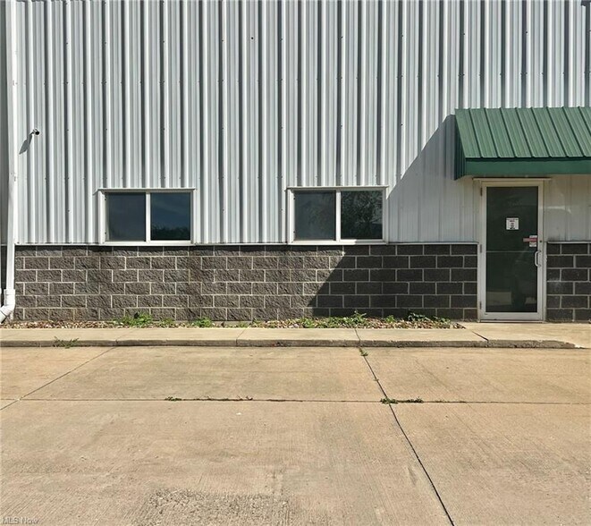 33549 E Royalton Rd, Columbia Station, OH à vendre - Photo de l’immeuble – Image 2 sur 3