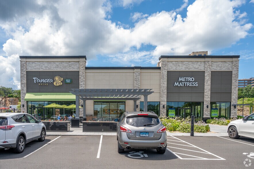 769 Bridgeport Ave, Shelton, CT à vendre - Photo de l’immeuble – Image 2 sur 6