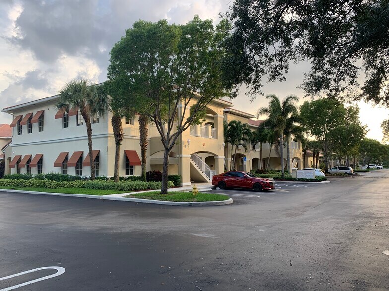 5571 N University Dr, Coral Springs, FL à louer - Photo de l’immeuble – Image 3 sur 4