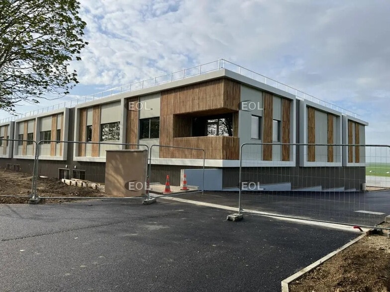 Local d'activités dans Marines à vendre - Photo de l’immeuble – Image 1 sur 7