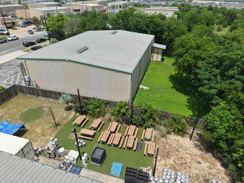 2350 Patterson Industrial Dr, Pflugerville, TX à louer - Photo de l’immeuble – Image 2 sur 7