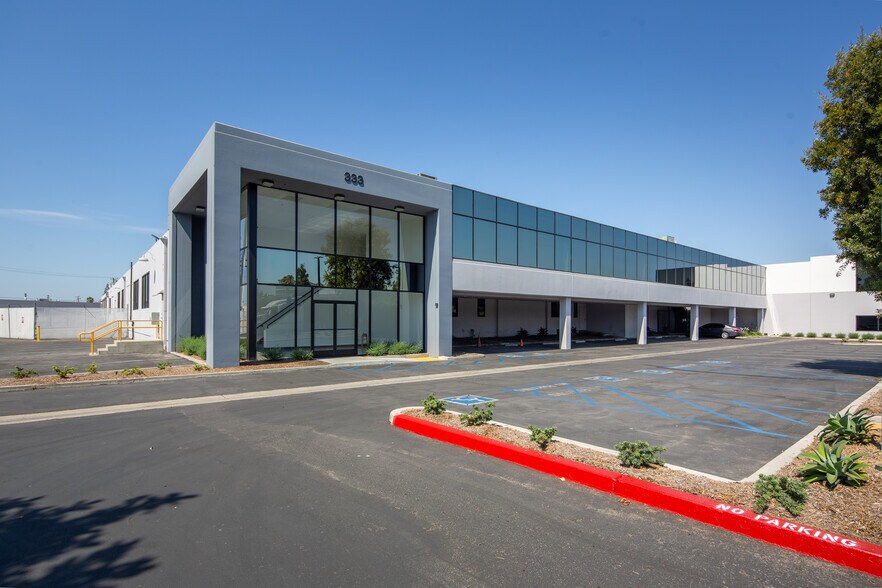 333 N Euclid Way, Anaheim, CA à louer - Photo de l’immeuble – Image 3 sur 29