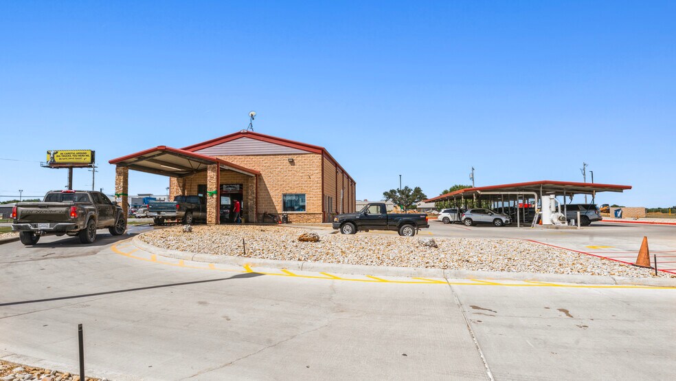 900 Palmer Ln, Pleasanton, TX à vendre - Photo de l’immeuble – Image 3 sur 5