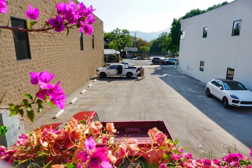 2347-2351 Honolulu Ave, Montrose, CA à louer - Photo de l’immeuble – Image 3 sur 6