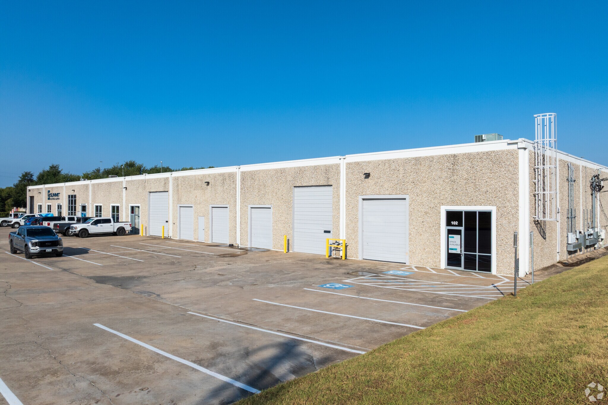 3206 Industrial Ter, Austin, TX à louer Photo de l’immeuble– Image 1 sur 22