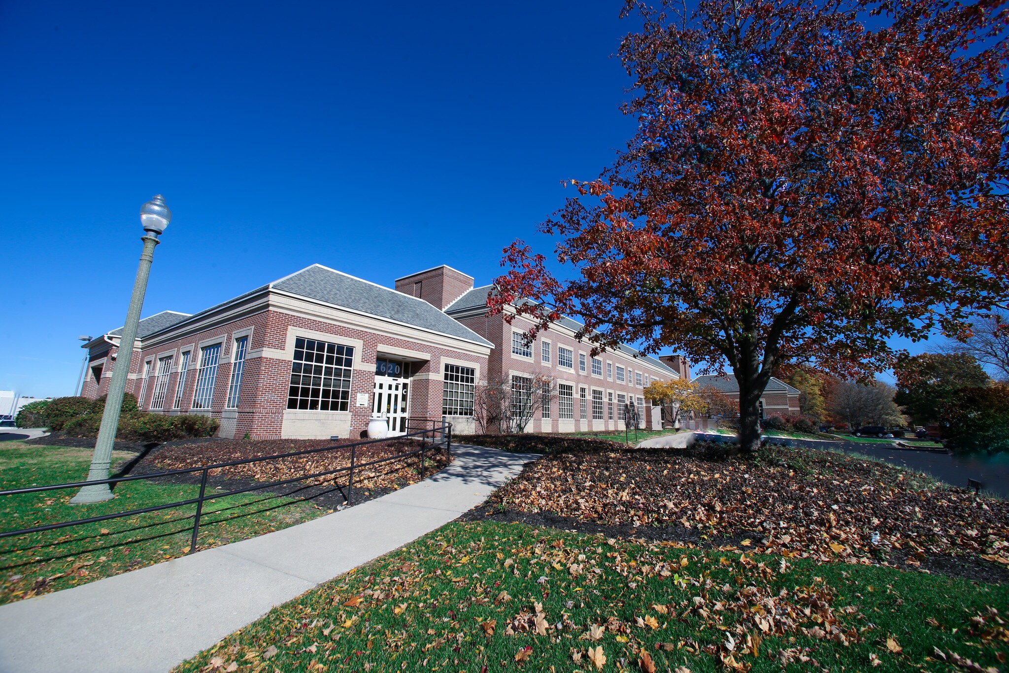 2620 Kessler Blvd E, Indianapolis, IN à louer Photo principale– Image 1 sur 14