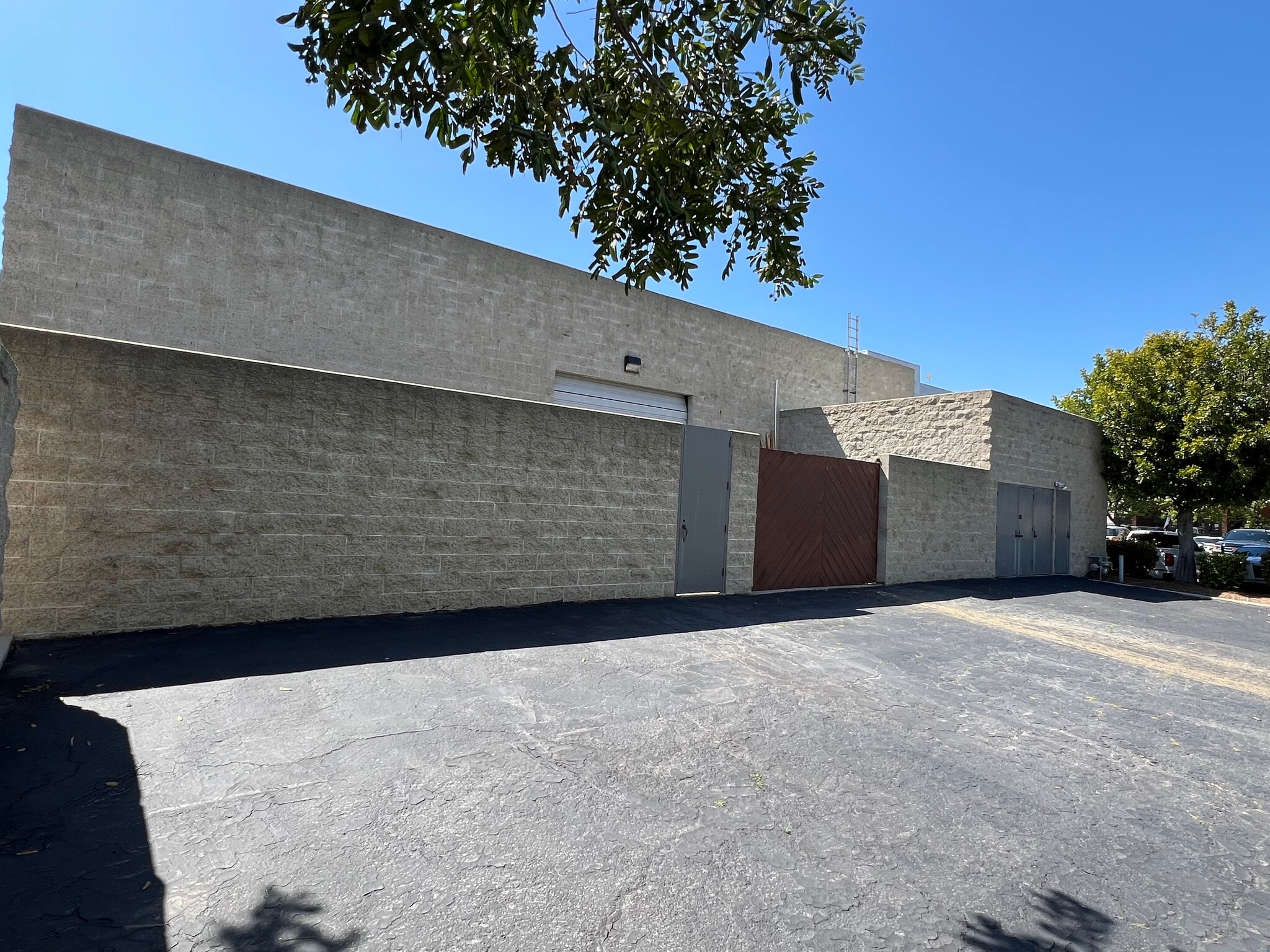 32 N Wood Rd, Camarillo, CA à louer Photo de l’immeuble– Image 1 sur 3