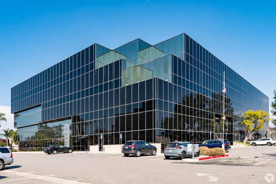 15350 Sherman Way, Van Nuys, CA à louer - Photo principale – Image 1 sur 2