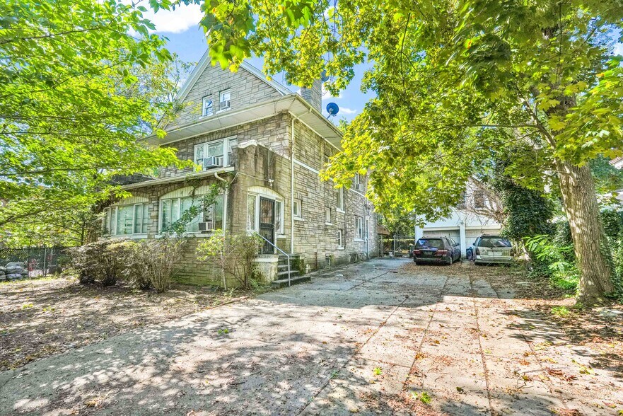 8126 Austin St, Kew Gardens, NY à vendre - Photo de l’immeuble – Image 3 sur 30