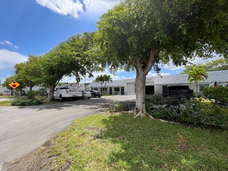 1052-1090 NW 53rd St, Fort Lauderdale, FL à louer - Photo de l’immeuble – Image 3 sur 8