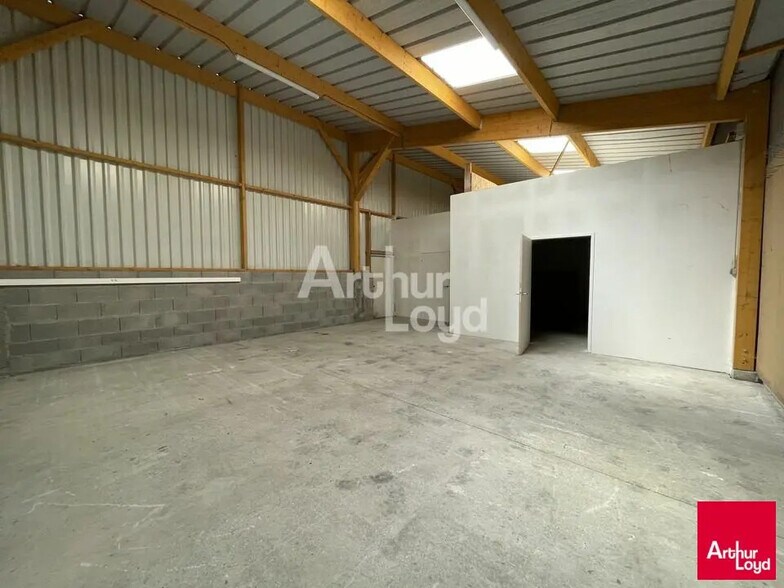Local d’activités dans Saint-Georges-sur-Loire à louer - Photo de l’immeuble – Image 1 sur 2