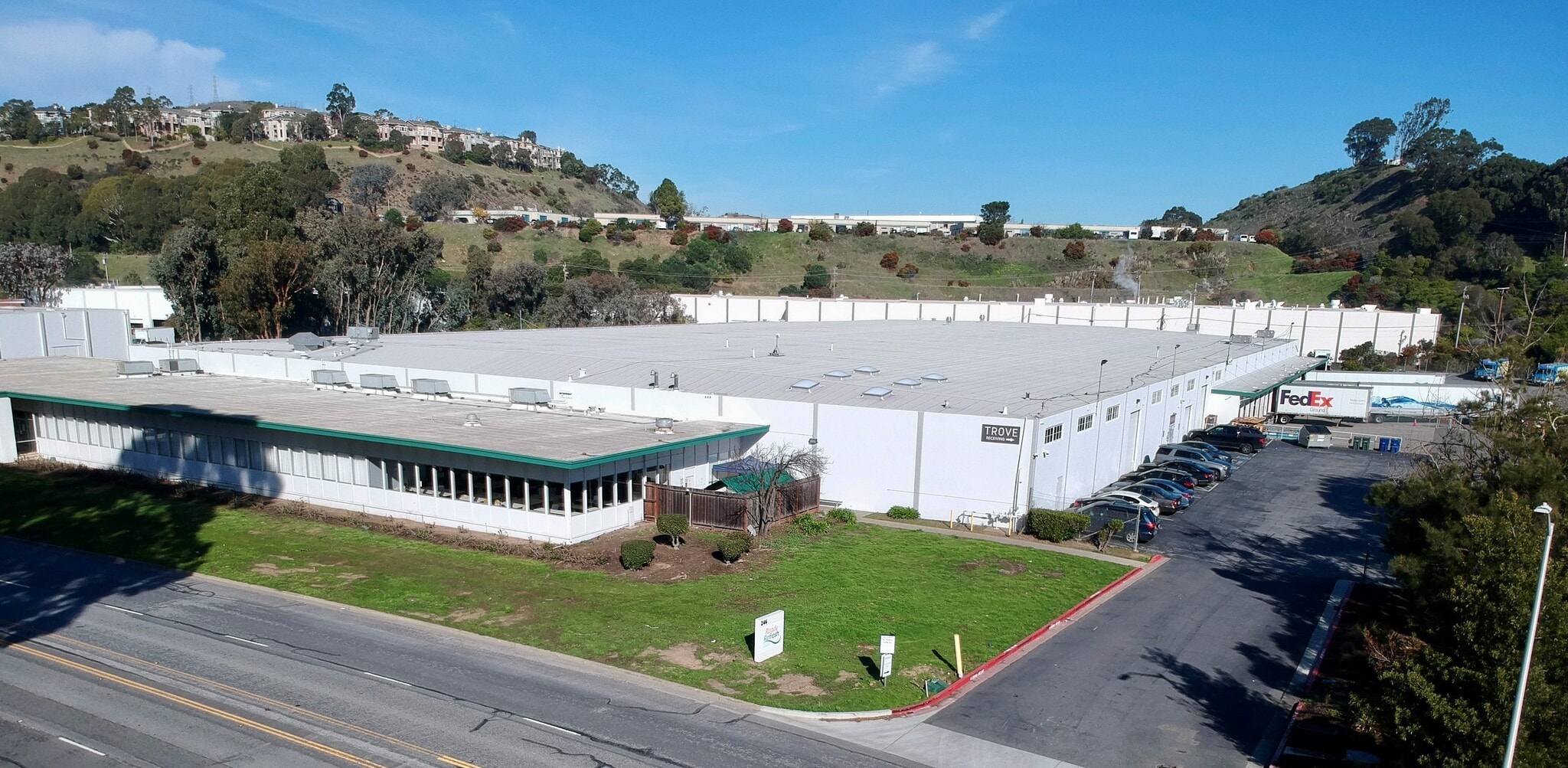 240-246 Valley Dr, Brisbane, CA à louer Photo de l’immeuble– Image 1 sur 1