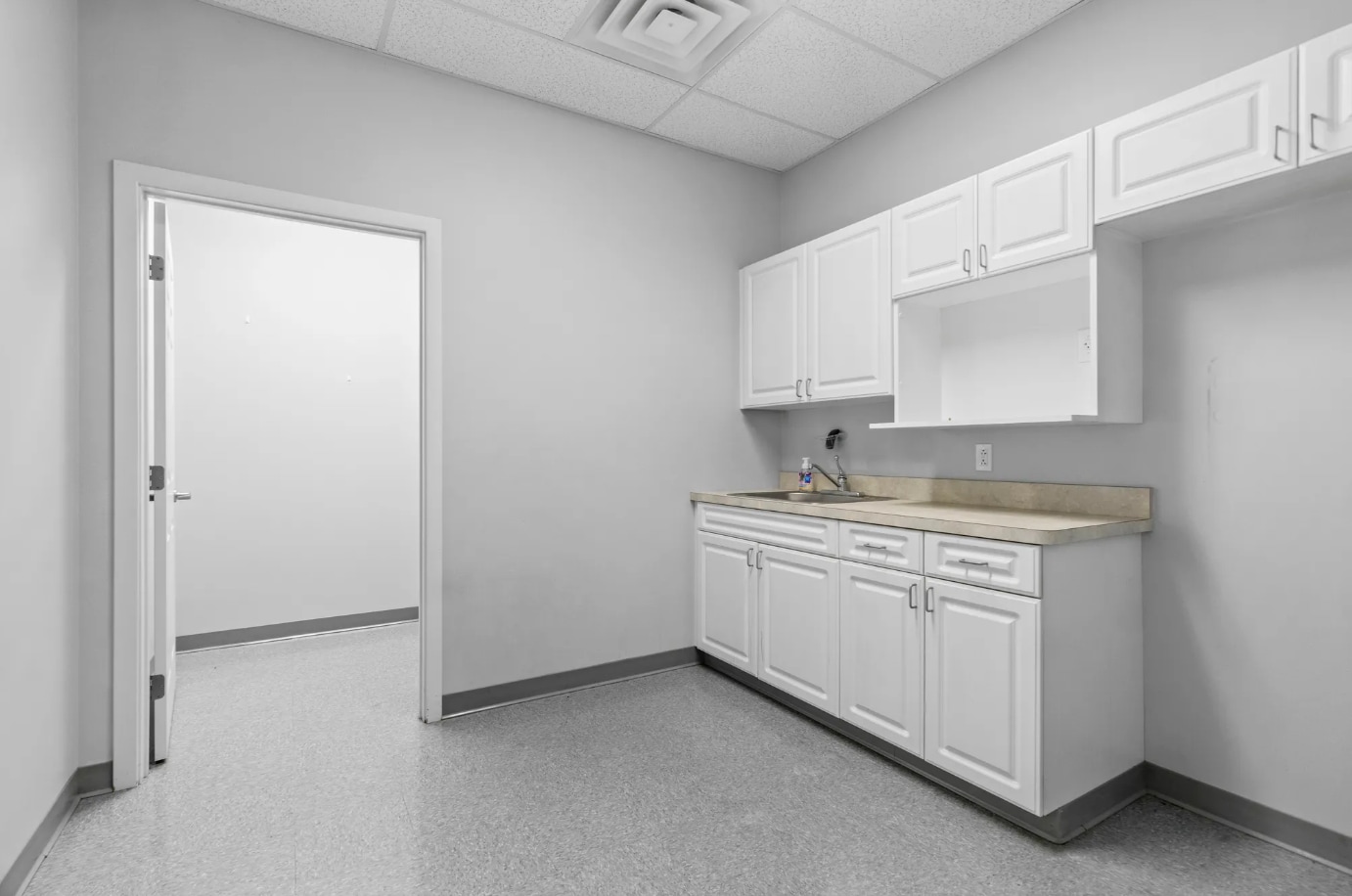 35-39 Kennedy Dr, Putnam, CT à louer Photo intérieure– Image 1 sur 12