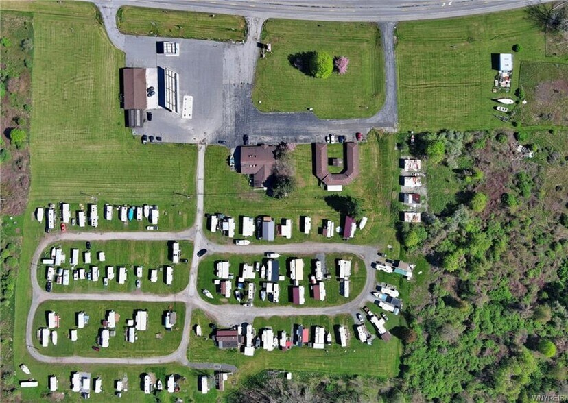 5764 E Lake Rd, Burt, NY à vendre - Photo de l’immeuble – Image 1 sur 30