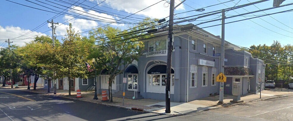 100 W Main St, East Islip, NY à vendre - Photo de l’immeuble – Image 2 sur 4