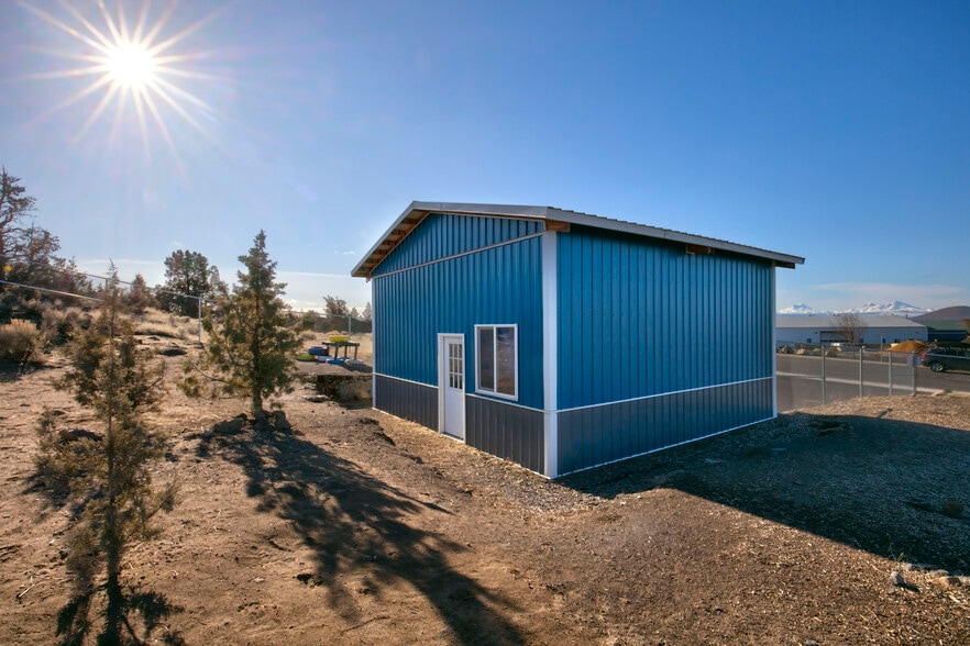 932 4th ct, Redmond, OR à vendre - Photo de l’immeuble – Image 2 sur 7