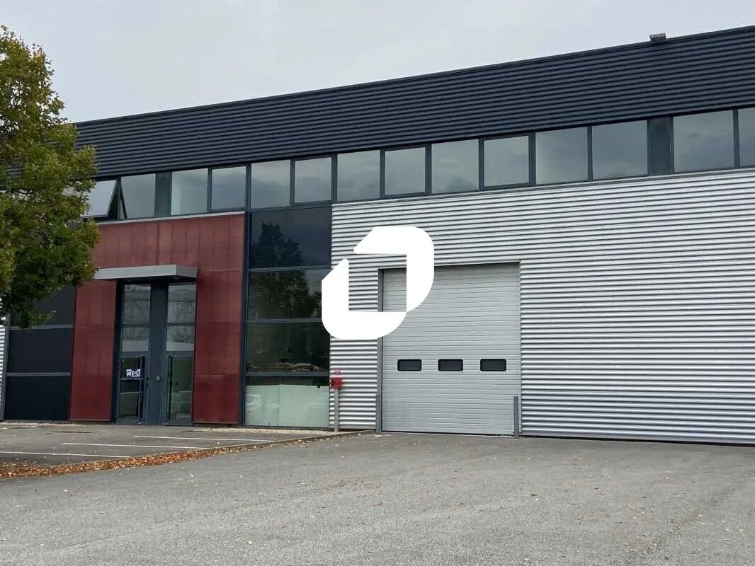 Local d’activités dans Élancourt à louer Photo de l’immeuble– Image 1 sur 7