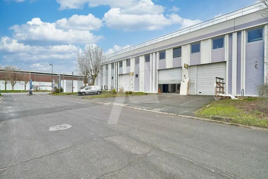 Local d’activités dans Lisses à louer - Photo de l’immeuble – Image 3 sur 8