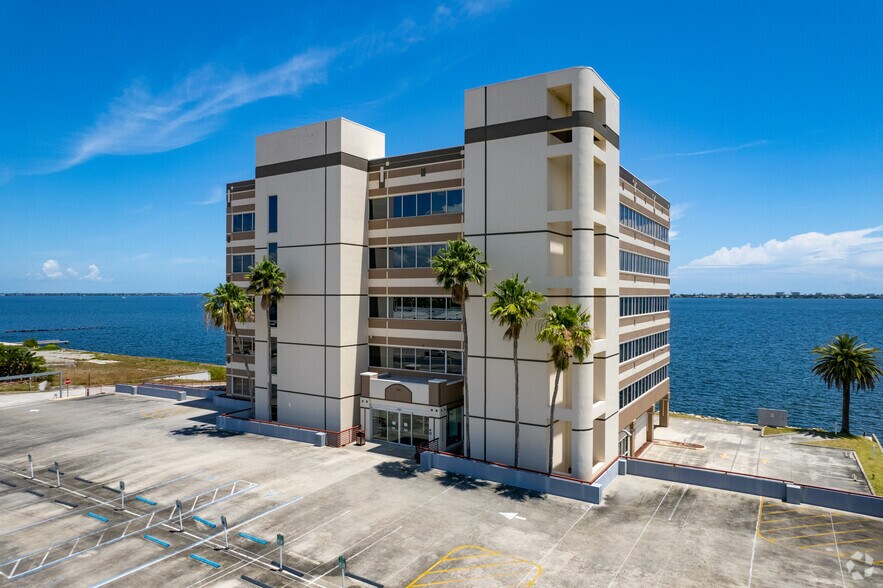 709 S Harbor City Blvd, Melbourne, FL à louer - Photo de l’immeuble – Image 2 sur 9