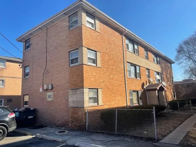 12934 Page Ct, Blue Island, IL à vendre - Photo de l’immeuble – Image 2 sur 10
